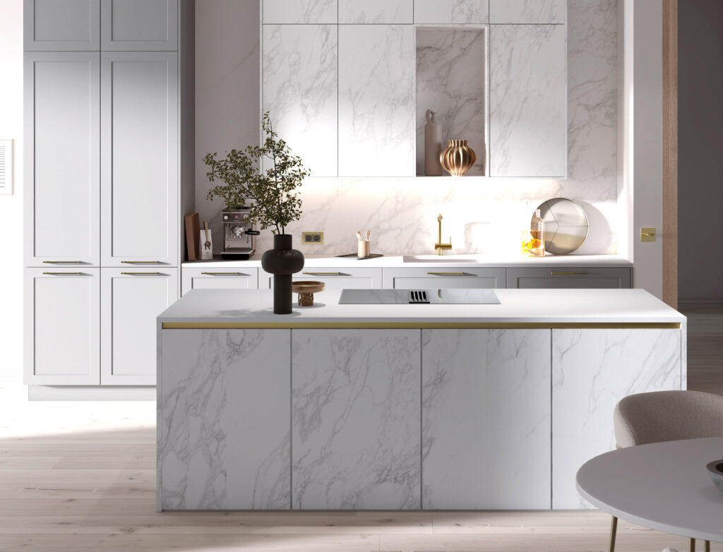 Moderne helle Insel-Landhausküche mit Keramik-Arbeitsplatte