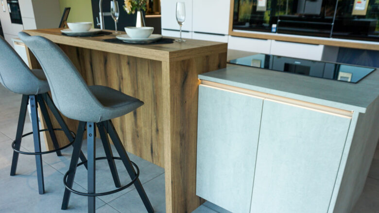 Hochwertige Inselküche mit Theke aus Holz