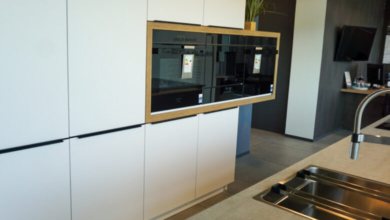 Weiße Küchenzeile mit Einbaugeräten