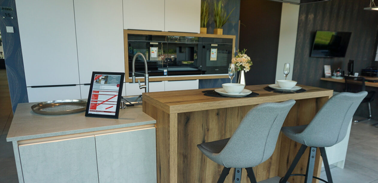 Moderne Inselküche mit verschiedenen Materialien: Holz, Keramik, Melamin