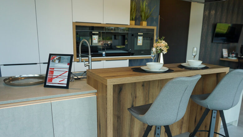 Moderne Inselküche mit verschiedenen Materialien: Holz, Keramik, Melamin