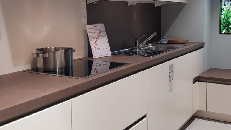 U-Küche mit Fronten in Magnolie in Göppingen