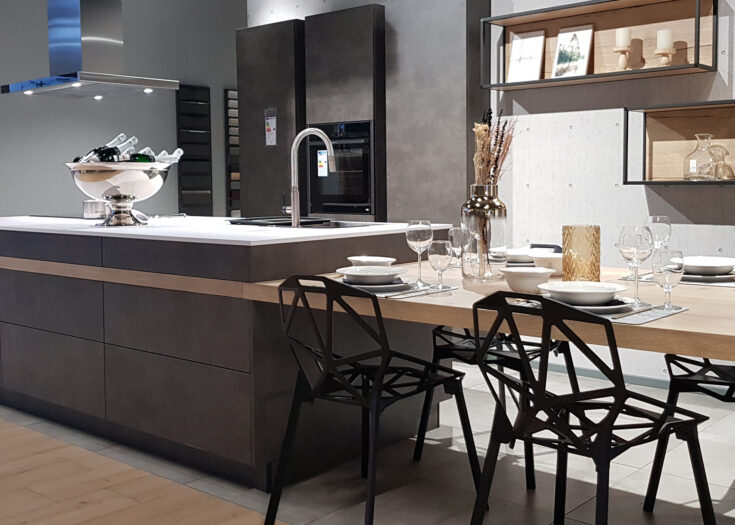 Inselküche mit integriertem Esstisch