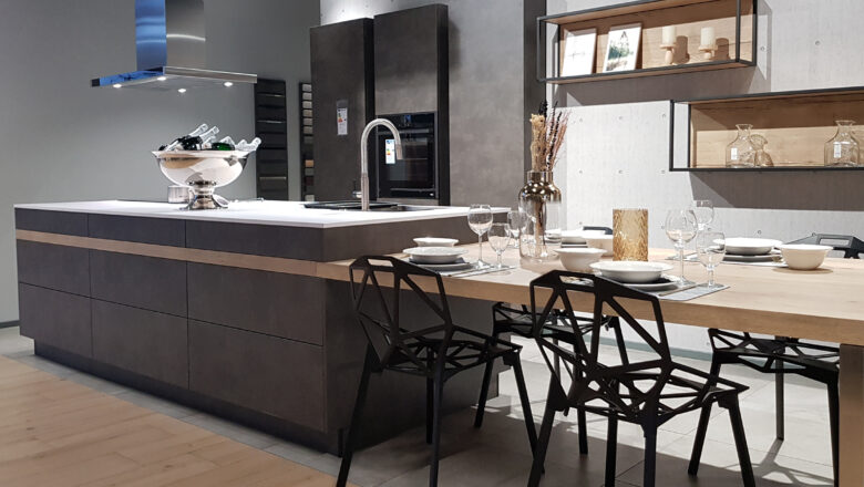 Inselküche mit integriertem Esstisch