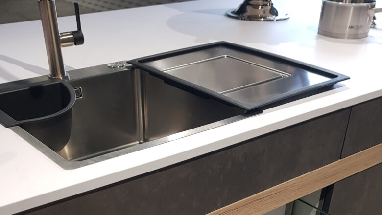 Edelstahl-Spüle integriert in weißer Arbeitsplatte