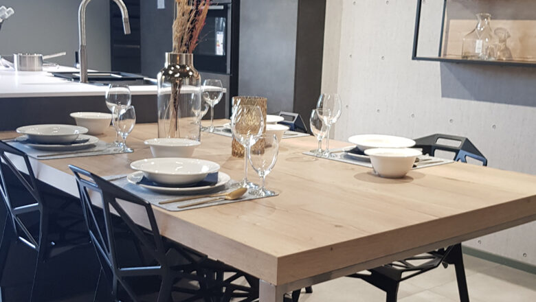 Inselküche mit integriertem Esstisch