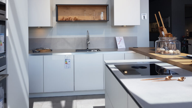 Großzügige U-Küche mit weißen grifflosen Fronten in Göppingen