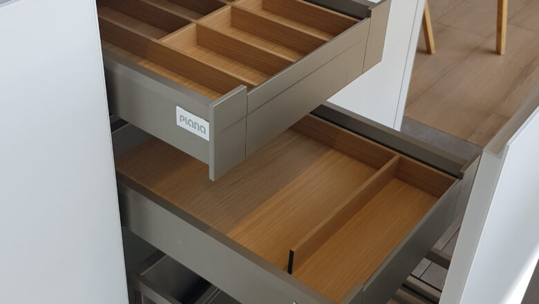 PLANA Küchenstudio Göppingen Auszüge mit hochwertigem Holz-Besteckeinsatz