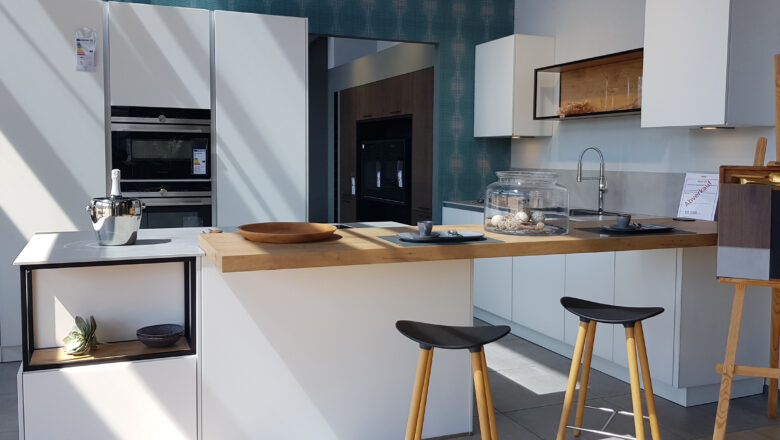 PLANA Küchenstudio Göppingen Grifflose weiße Musterküche in U-Form