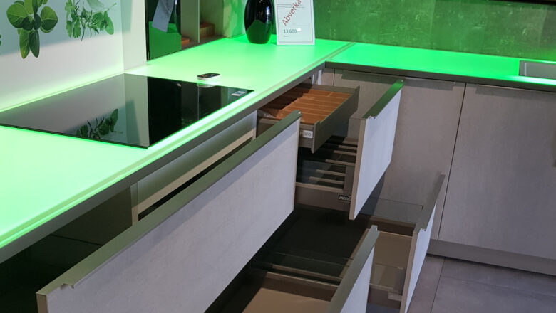 Ausstellungsküche mit Arbeitsplatte mit RGB-Farbwechsler