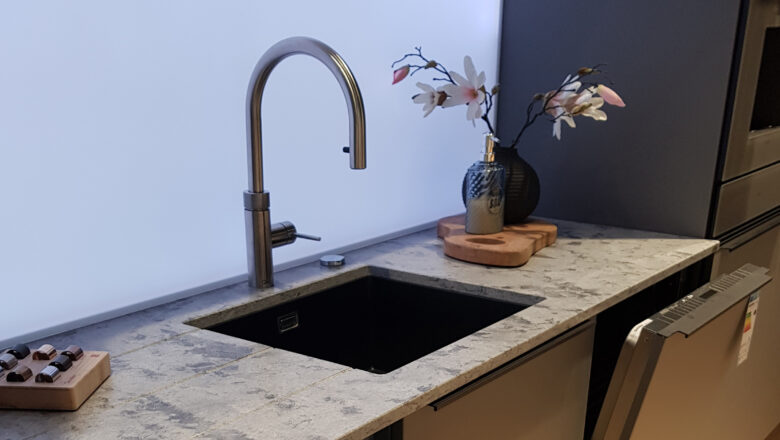 Elementstein-Arbeitsplatte und Glas-Nischenrückwand