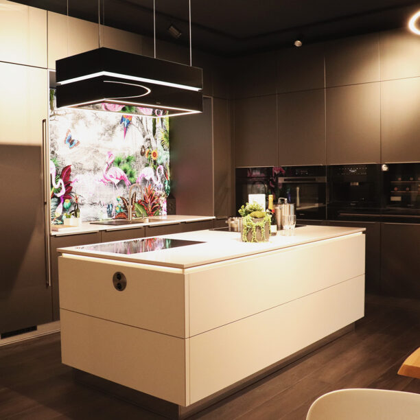 Weiße Inselküche mit modernen Elektrogeräten