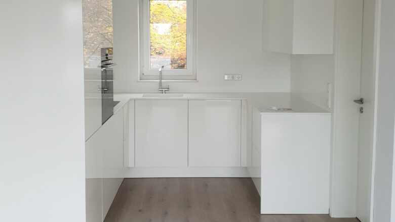 PLANA Küchenstudio Lippstadt Kundenküche in U-Form mit weißen Fronten und weißer Arbeitsplatte