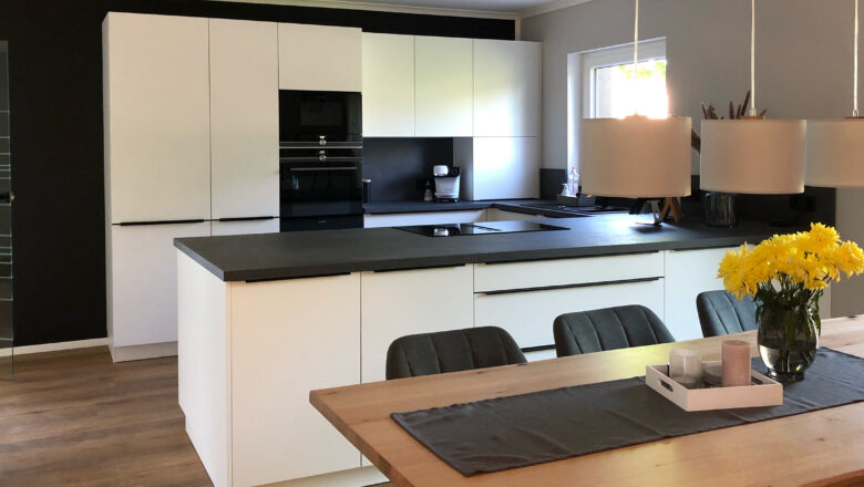 PLANA Küchenstudio Lippstadt Kundenküche in U-Form mit viel Stauraum und beidseitig begehbarer Kücheninsel