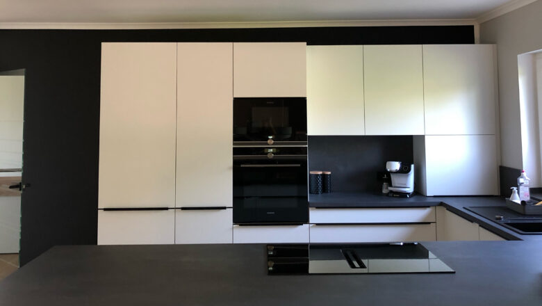 PLANA Küchenstudio Lippstadt hochwertige U-Küche im Schwarz/Weiß-Stil mit viel Stuaraum