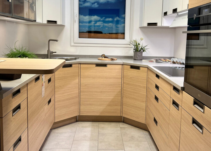 Ausstellungsküche in U-Form mit Keramik-Arbeitsplatte in Würselen