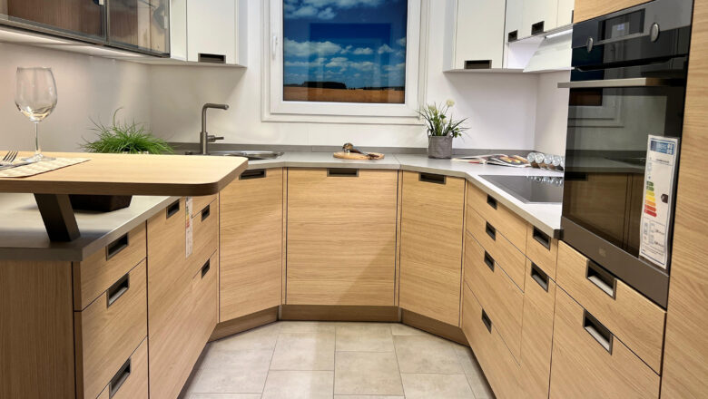 Ausstellungsküche in U-Form mit Keramik-Arbeitsplatte in Würselen