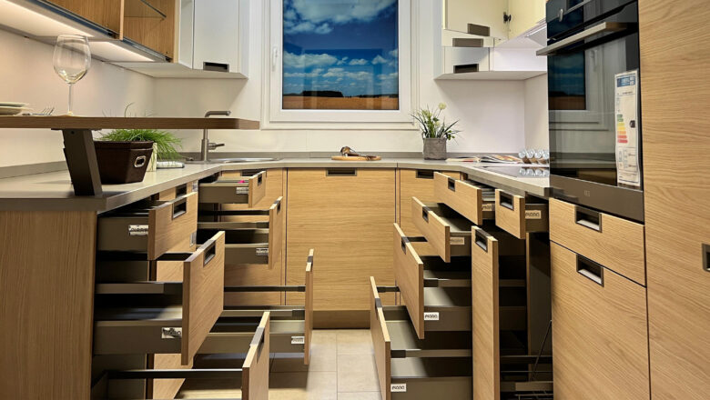 Jede Menge Stauraum bietet diese Küche dank der vielen Auszüge