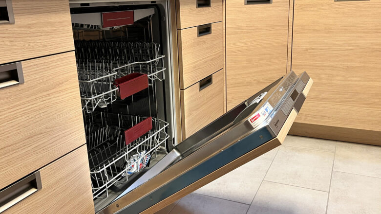 Neff-Geschirrspüler in klassischer Musterküche