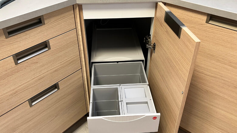 Praktischer Eckschrank mit Mülltrenn-System