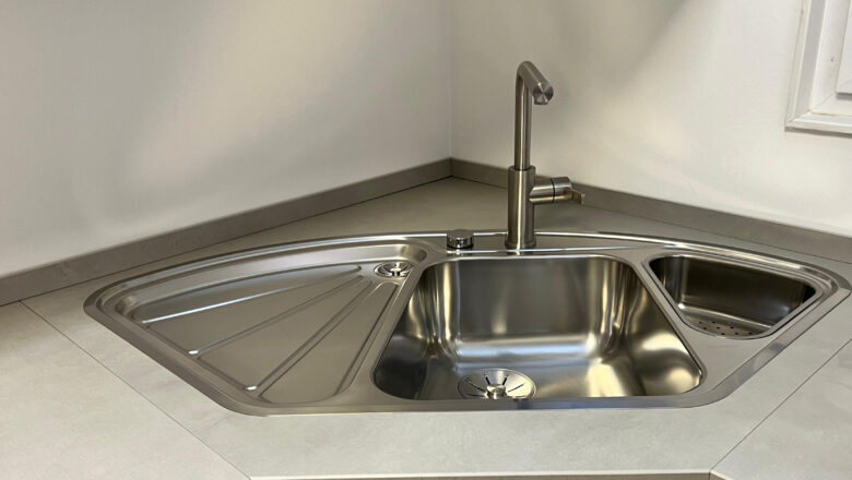 Eckspüle aus Edelstahl