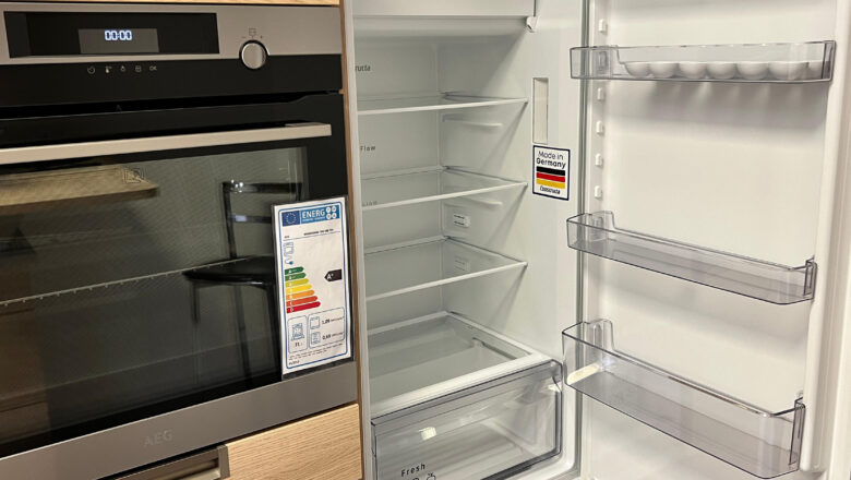 Musterküche mit AEG-Backofen und Constructa-Kühlschrank
