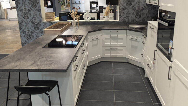 U-Küche in weiß in Landhaus-Optik