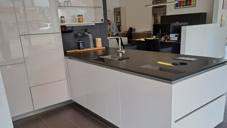 Weiße Inselküche mit Bora-Induktionskochfeld