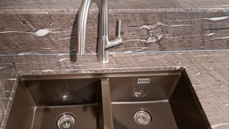 Silgranit-Spüle und Armatur von Schock