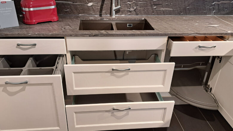 Viel Platz durch Auszüge in dieser Musterküche in Waldshut-Tiengen