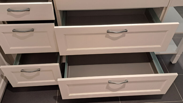 Breite Schubladen sorgen für jede Menge Platz in der Küche