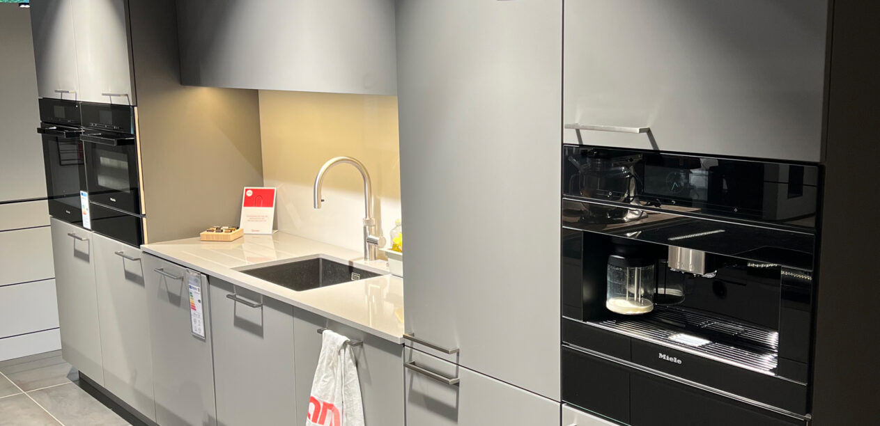 Einzeilige Küche mit Fronten aus Organic-Glas in Onyxgrau