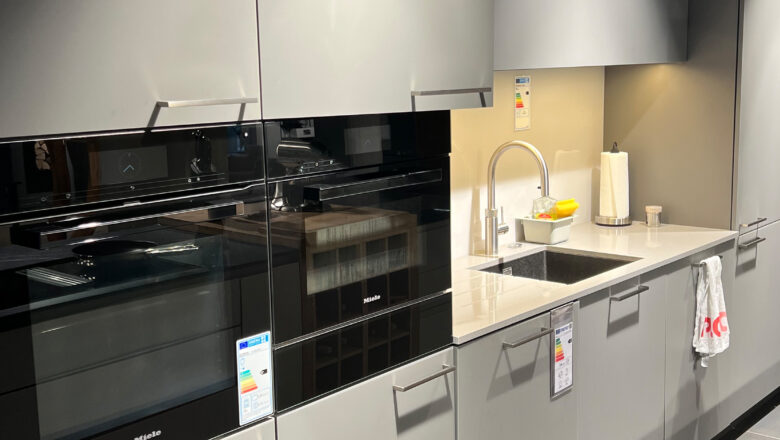 Graue Klassik-Küche mit edler Elementstein-Arbeitsplatte