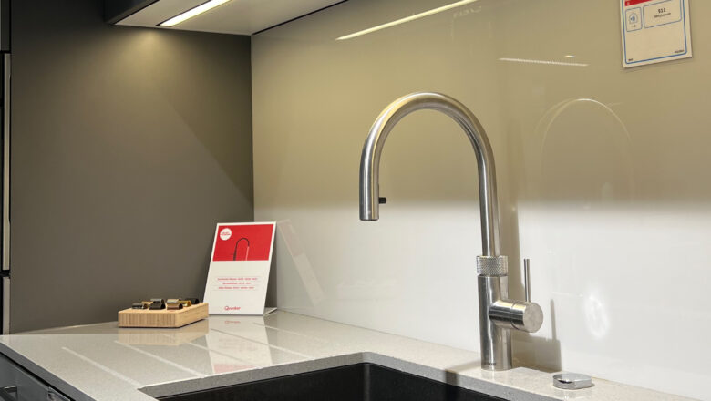 Nischenrückwand aus grauem Organic Glas