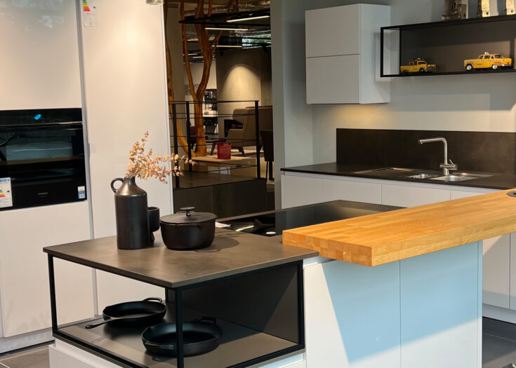 Inselküche mit Fronten aus weißem Lacklaminat