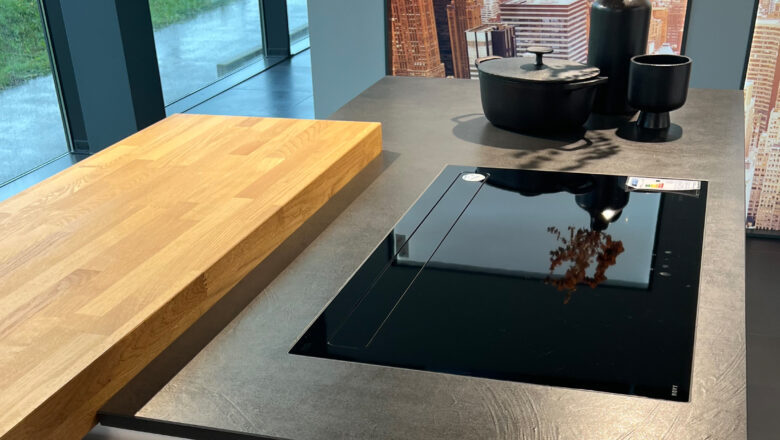 Eine praktische Ess-Theke gehört zu dieser Inselküche