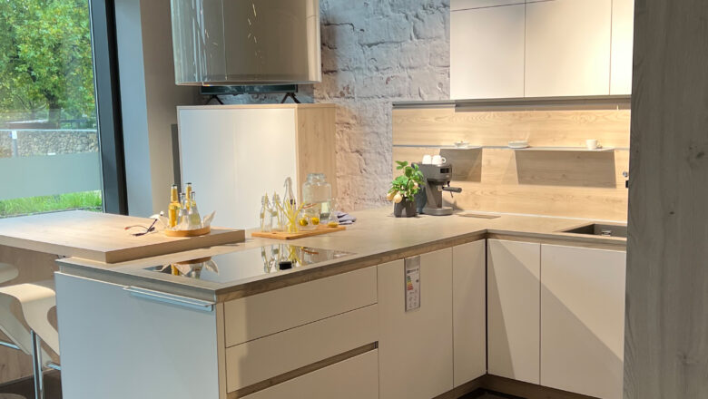 Böblingen Musterküche grifflose U-Küche in weiß