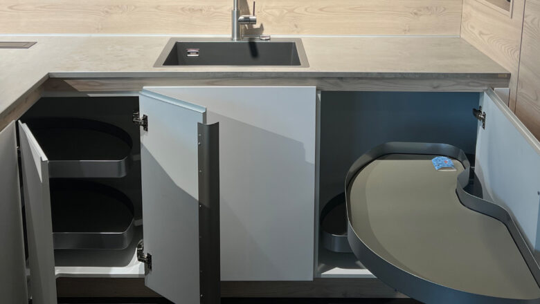 Musterküche in Böblingen mit toller Aufteilung und Eckauszügen