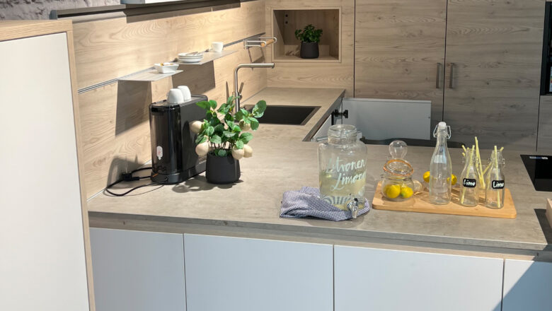 Musterküche in Böblingen mit Keramikarbeitsplatte und Fronten in Arctisweiß und Holzimitat