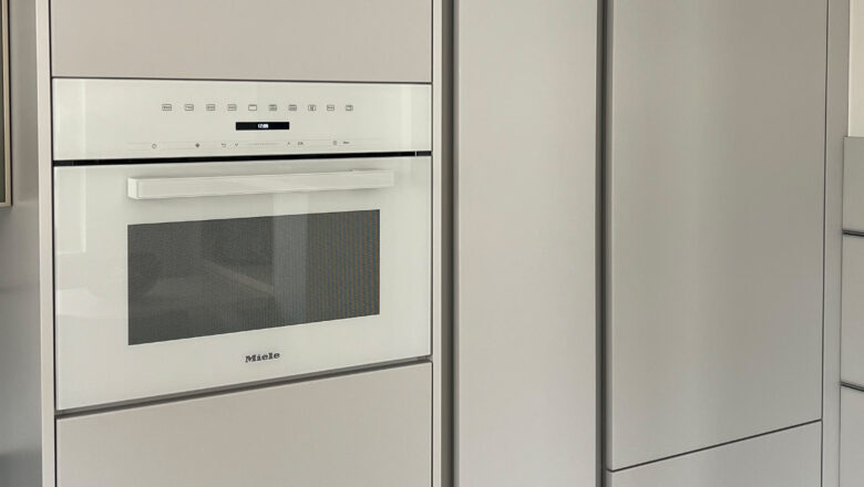 PLANA Küchenstudio Lippstadt Hochwertiges Elektrogerät von Miele passend zur weißen Kundenküche