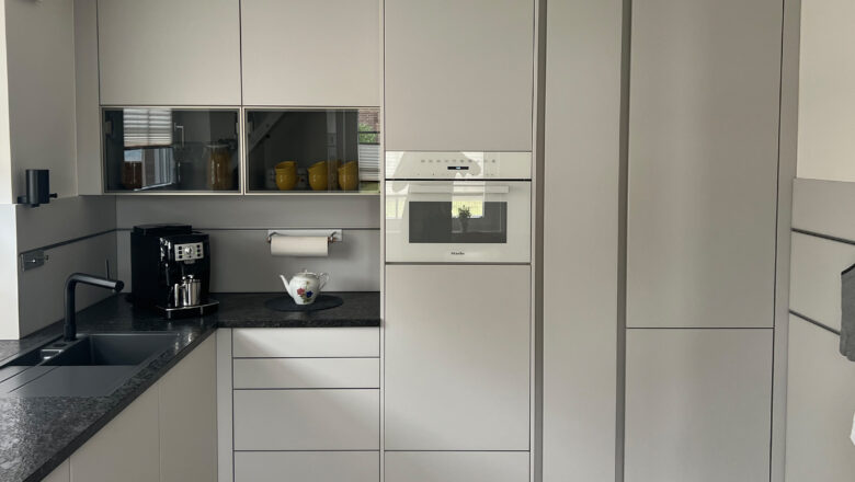 PLANA Küchenstudio Lippstadt Hochwertige grifflose Design-Küche eines Kunden