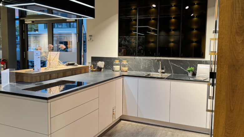 G-Küche mit grifflosen Fronten in superweißem Mattlack