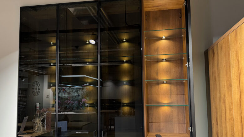 Hochwertige Oberschränke mit dunkler Glasfront