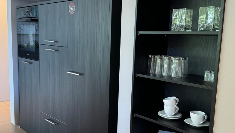 Musterküche mit Fronten in Eiche Schwarz Nachbildung