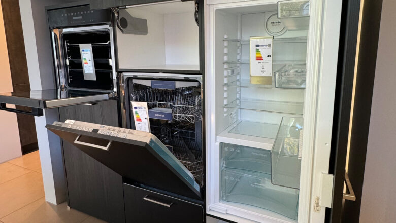 Küche mit Kühlschrank und Backofen von Miele und Siemens-Geschirrspüler