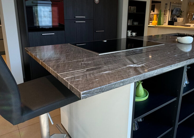 Inselküche in Overath mit Naturstein-Arbeitsplatte in Brown Silk