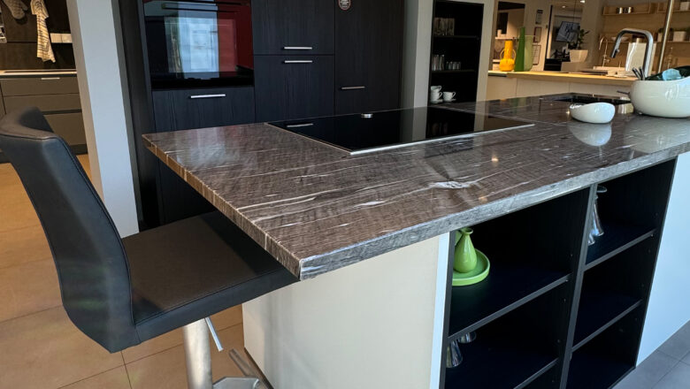 Inselküche in Overath mit Naturstein-Arbeitsplatte in Brown Silk