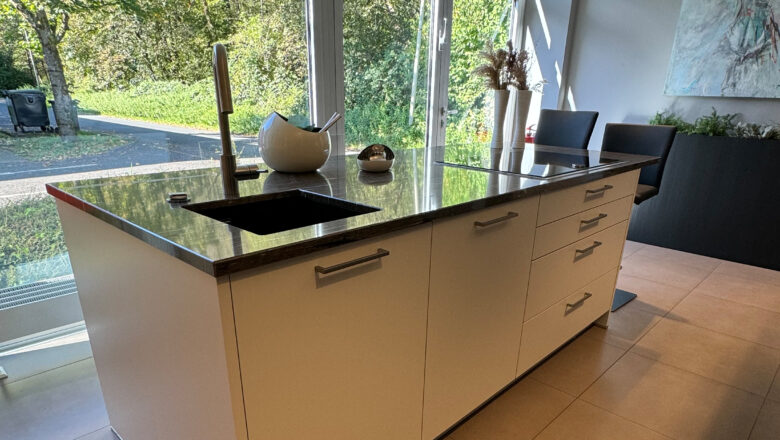 Dunkle Arbeitsplatte und Mattlack-Fronten in Kristall