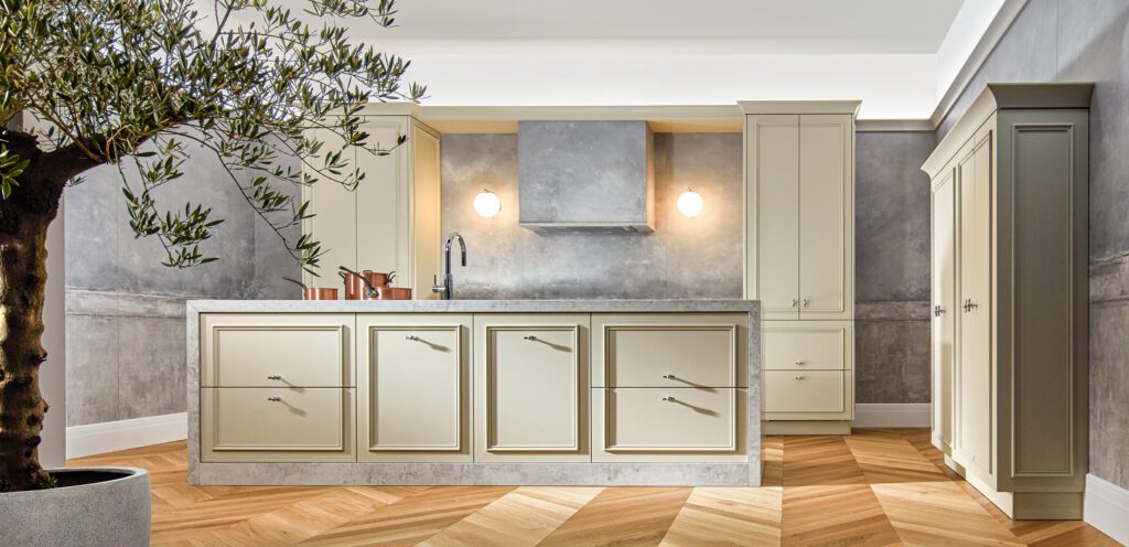 Designer Landhausküche mit beigen Fronten und Arbeitsplatte in Zementoptik