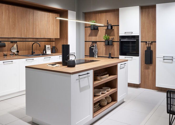 Moderne Landhausküche in weiß mit Holzarbeitsplatte und Holzelementen